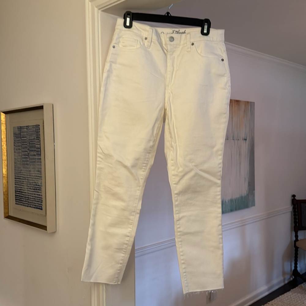 Universal Thread White Jeans. Woman’s size 8. Never worn.